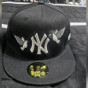 New Era Black NY fitted cap with Embroidered Birds